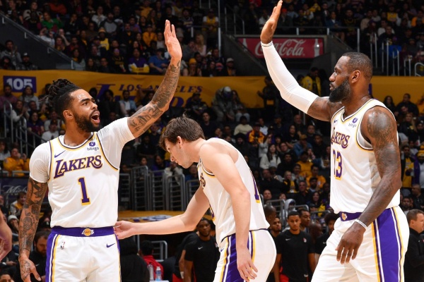 湖人124-116客胜火箭 豪取7连胜稳西部前三 申京复出空砍两双